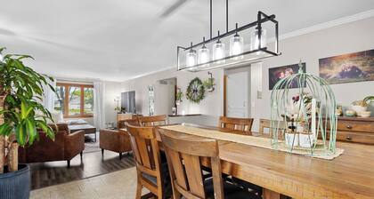Spacious 4-bedroom building in charming Fond du Lac with Indoor Pool / hottub