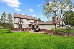 Exterior - Spacious 4-bedroom building in charming Fond du Lac with Indoor Pool / hottub (Fond du Lac)