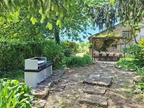 Outdoor dining - Vrbo Property (Ruffey-lès-Beaune)