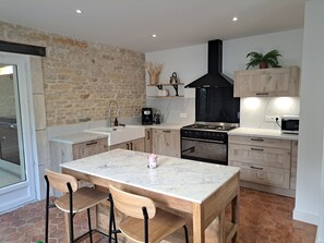 Fridge, microwave, oven, stovetop - Le Spa Beaunois - 5* air-conditioned farmhouse near Beaune, SPA & pétanque (Ruffey-lès-Beaune)