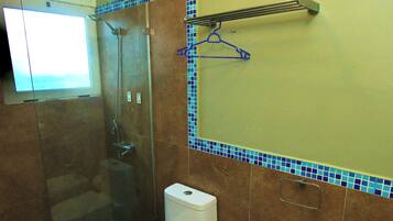 Habitación Deluxe con 1 cama doble o 2 individuales, vistas a la piscina | Baño | Ducha, secador de pelo, toallas y jabón