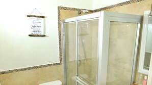 Phòng đôi tiện nghi đơn giản | Phòng tắm