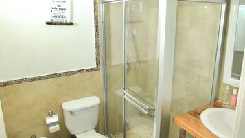 Kamar Double Comfort | Kamar mandi | Shower, pengering rambut, handuk, dan sabun