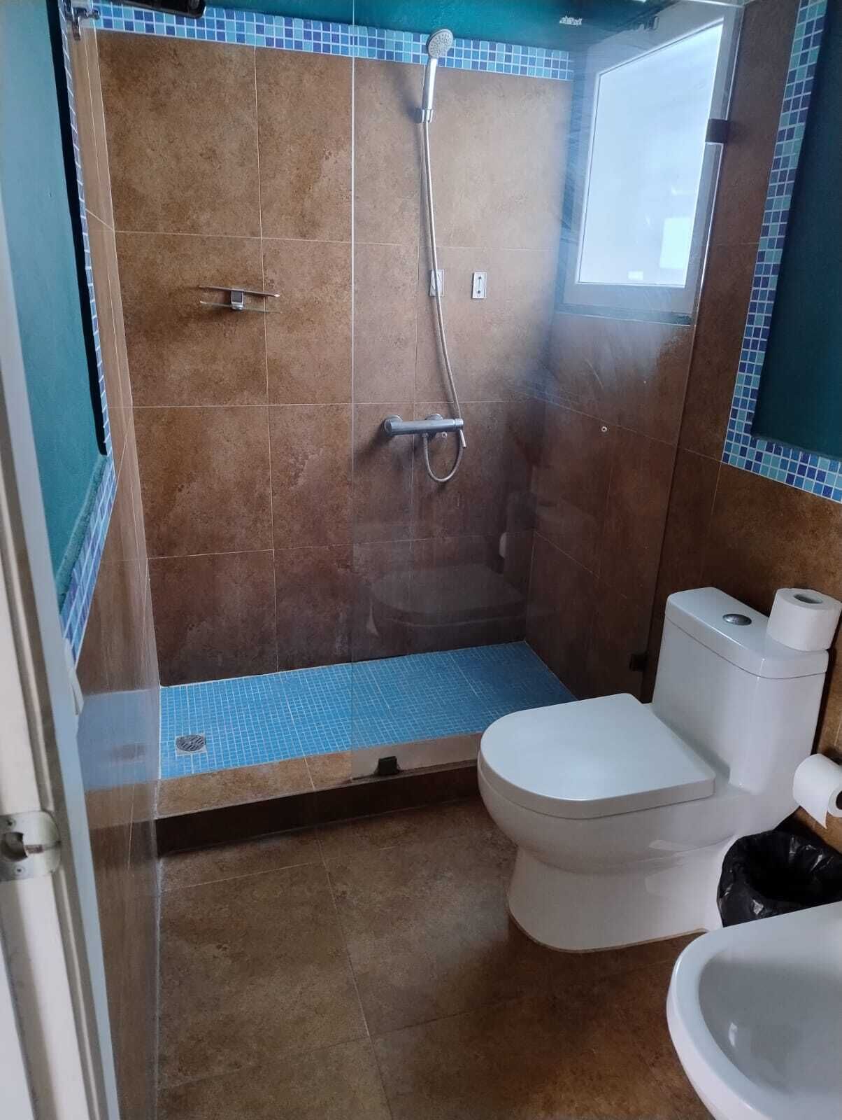 Deluxe-Doppel- oder -Zweibettzimmer, Poolblick | Badezimmer | Dusche, Haartrockner, Handtücher, Seife