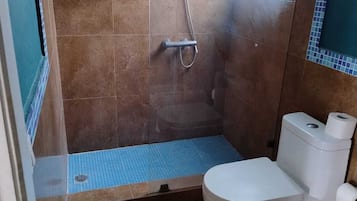 Deluxe-Doppel- oder -Zweibettzimmer, Poolblick | Badezimmer | Dusche, Haartrockner, Handtücher, Seife