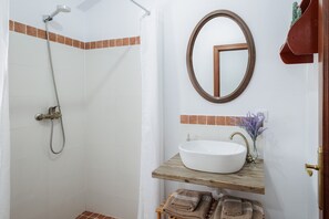 Douche, séchoir à cheveux, serviettes fournies