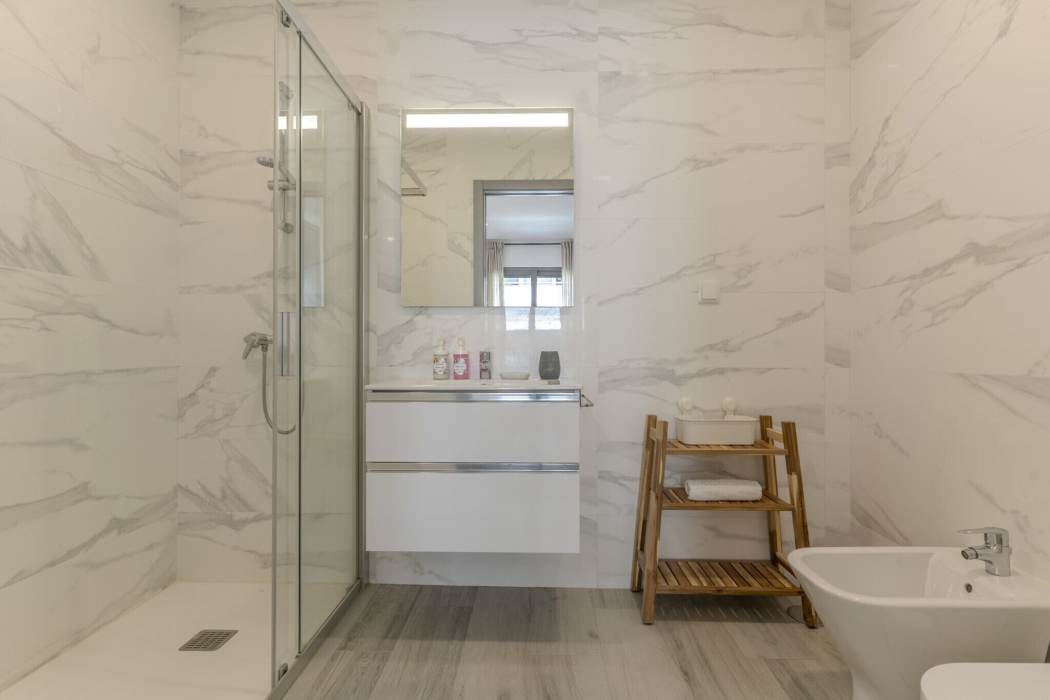 Douche, sèche-cheveux, bidet, serviettes fournies