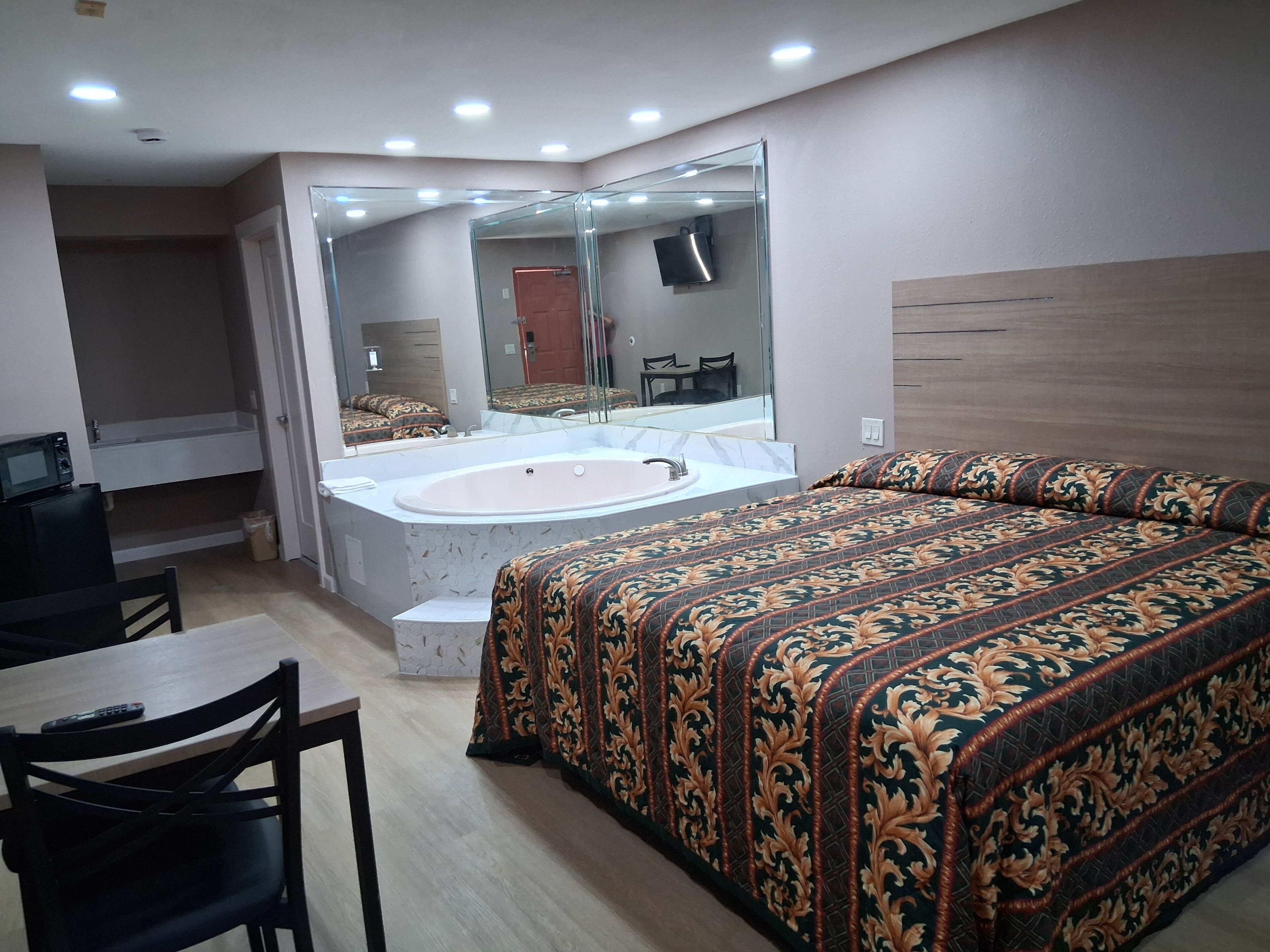 Quarto solteiro exclusivo | Escrivaninha, ferros/tábuas de passar roupa, Wi-Fi de cortesia