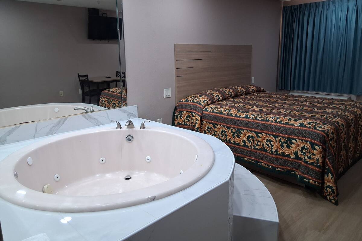 Exclusive Single Room | Desk, iron/ironing board (on request), WiFi (free), bed sheets