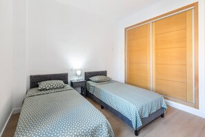 Een strijkplank/strijkijzer, wifi, beddengoed