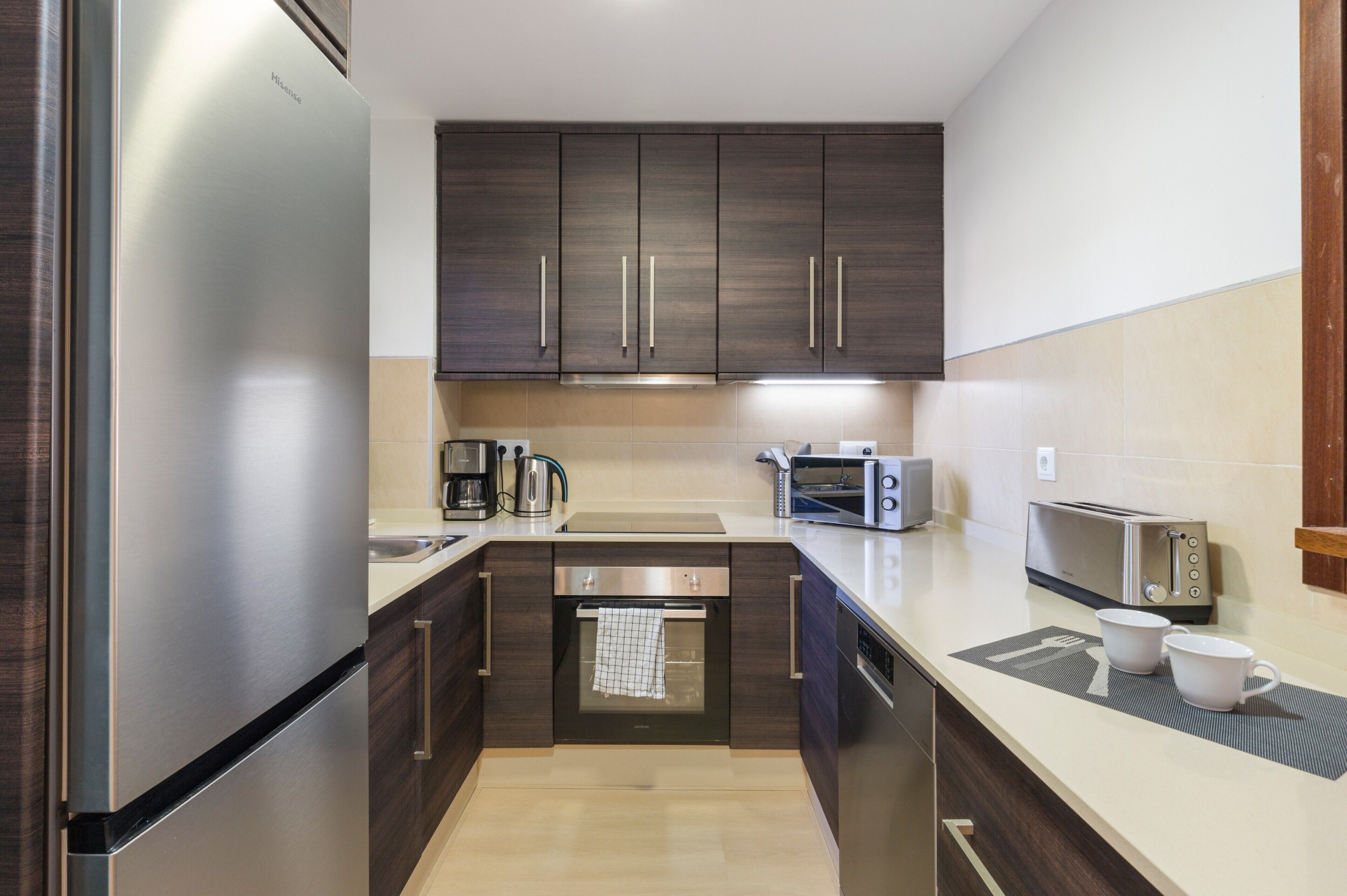 Frigorífico, microondas, horno y placa de cocina