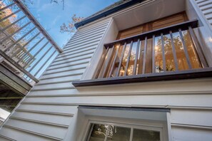 A white building with a window and a balcony. - The Retreat Stylish 4 bed sea Views Parking (Cowes)