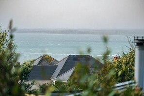 A coastal view with buildings and a body of water. - Lily Cottage Charming Gurnard Retreat by the Sea (Cowes)