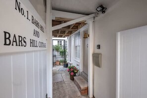Ein Flur mit einem Schild, auf dem steht: 'No.1 BARS HILL AND BARS HILL COTTAGE'.