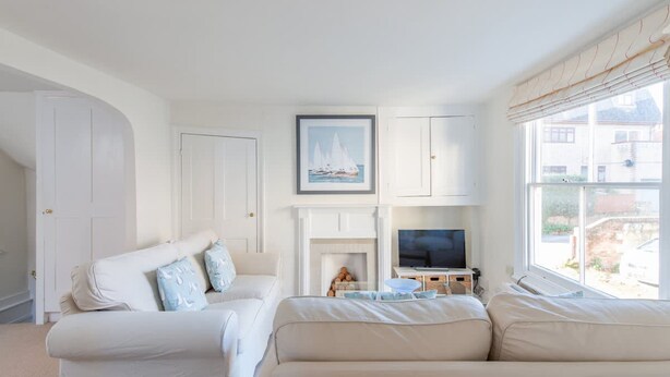 A living room with a fireplace, a television, and a sofa. - Bars Hill Cottage Moments From the Seafront (Cowes)
