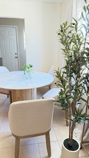 Dining - Central Fremont. Convenient to all shops and downtown. Delux comfy. (Fremont)
