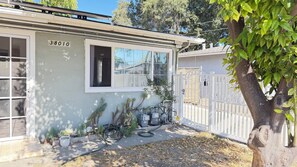 Property grounds - Central Fremont. Convenient to all shops and downtown. Delux comfy. (Fremont)