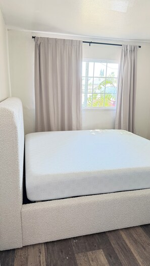 2 bedrooms, iron/ironing board, WiFi, bed sheets - Central Fremont. Convenient to all shops and downtown. Delux comfy. (Fremont)