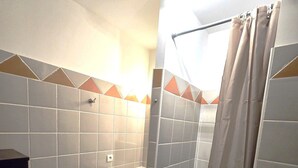 A bathroom with a shower, a sink, and a toilet. - Charming country house with private pool (Nyons)
