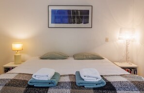 Tabla de planchar con plancha, wifi gratis y ropa de cama 