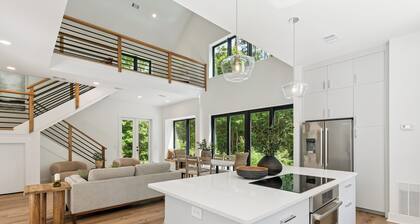 Maple and Marsh sleeps 8 located mid beach and village