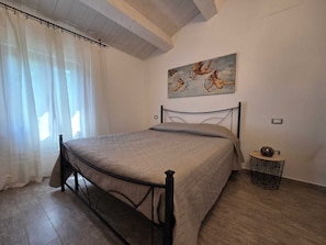 WiFi, bed sheets - Rider's lease in ancient Marche farmhouse amidst the hills (Marche)