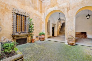 Terrace/patio - Vrbo Property (Roma)