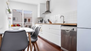 Wasserkocher mit Kaffee-/Teezubehör, Kühlschrank, Mikrowelle, Ofen