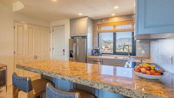 Apartment, Multiple Beds, Partial Ocean View (Alegranza E603) | Private kitchen | Coffee/tea maker