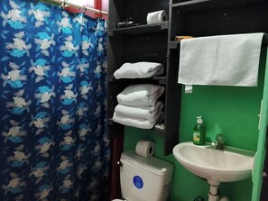 Haartrockner, Handtücher, Seife, Toilettenpapier