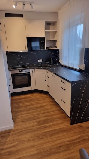 Frigorífico, microondas, horno y placa de cocina