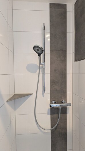 Shower, hair dryer, towels, soap - Rudolph Apartments Kleve (Kleve)