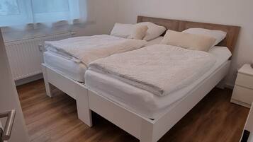 1 habitación, tabla de planchar con plancha, wifi gratis y ropa de cama