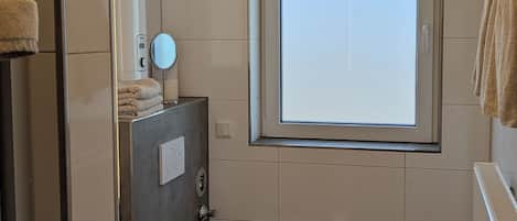 Douche, sĂšche-cheveux, serviettes fournies, savon