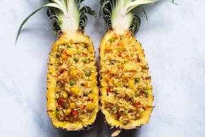 Dos piñas rellenas de un plato de arroz.