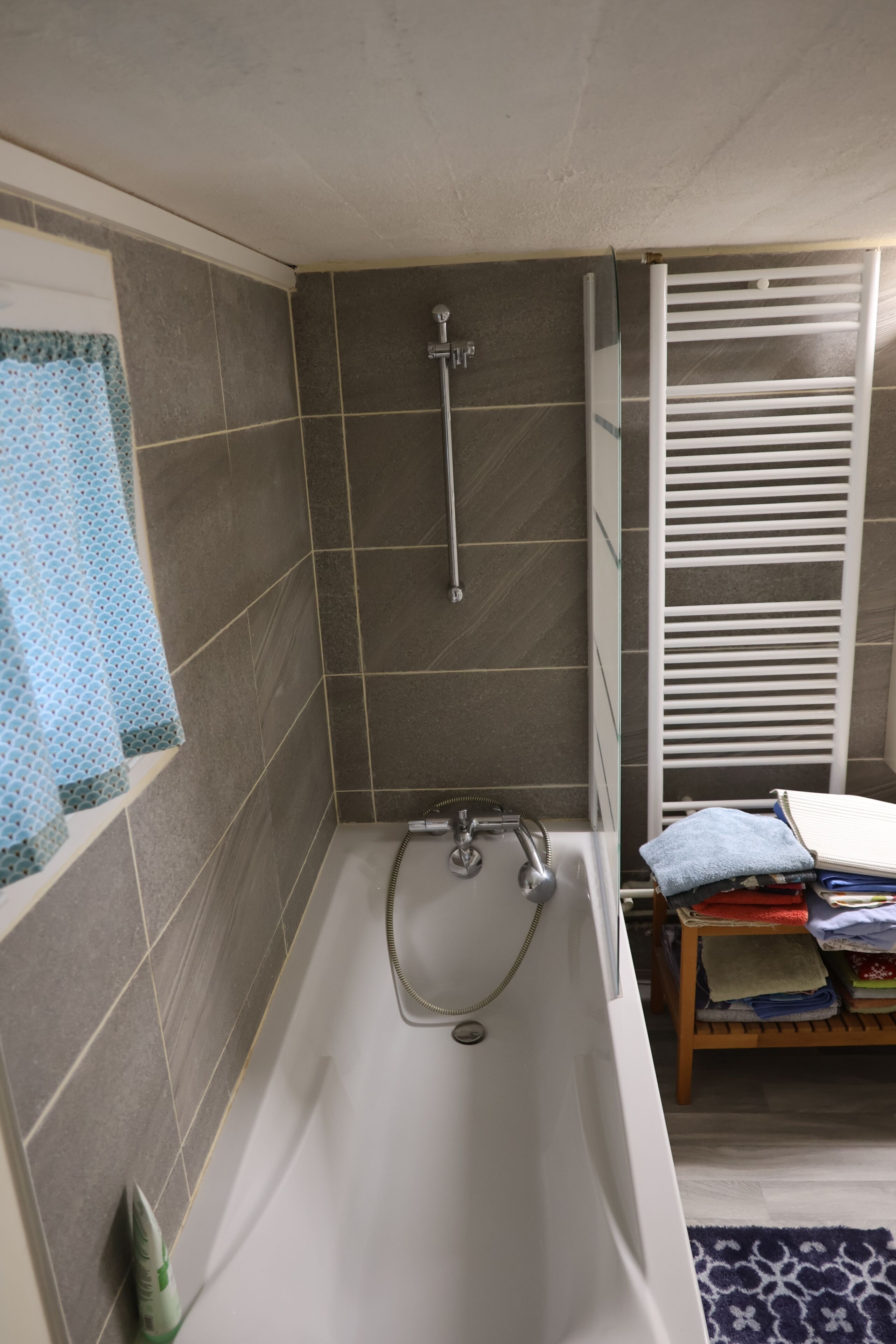 Serviettes fournies, savon, papier toilette