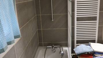 Serviettes fournies, savon, papier toilette