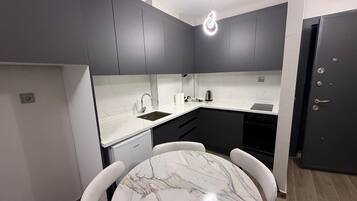 Deluxe Studio Suite, City View | Private kitchen