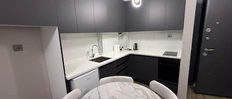 Deluxe Studio Suite, City View | Private kitchen