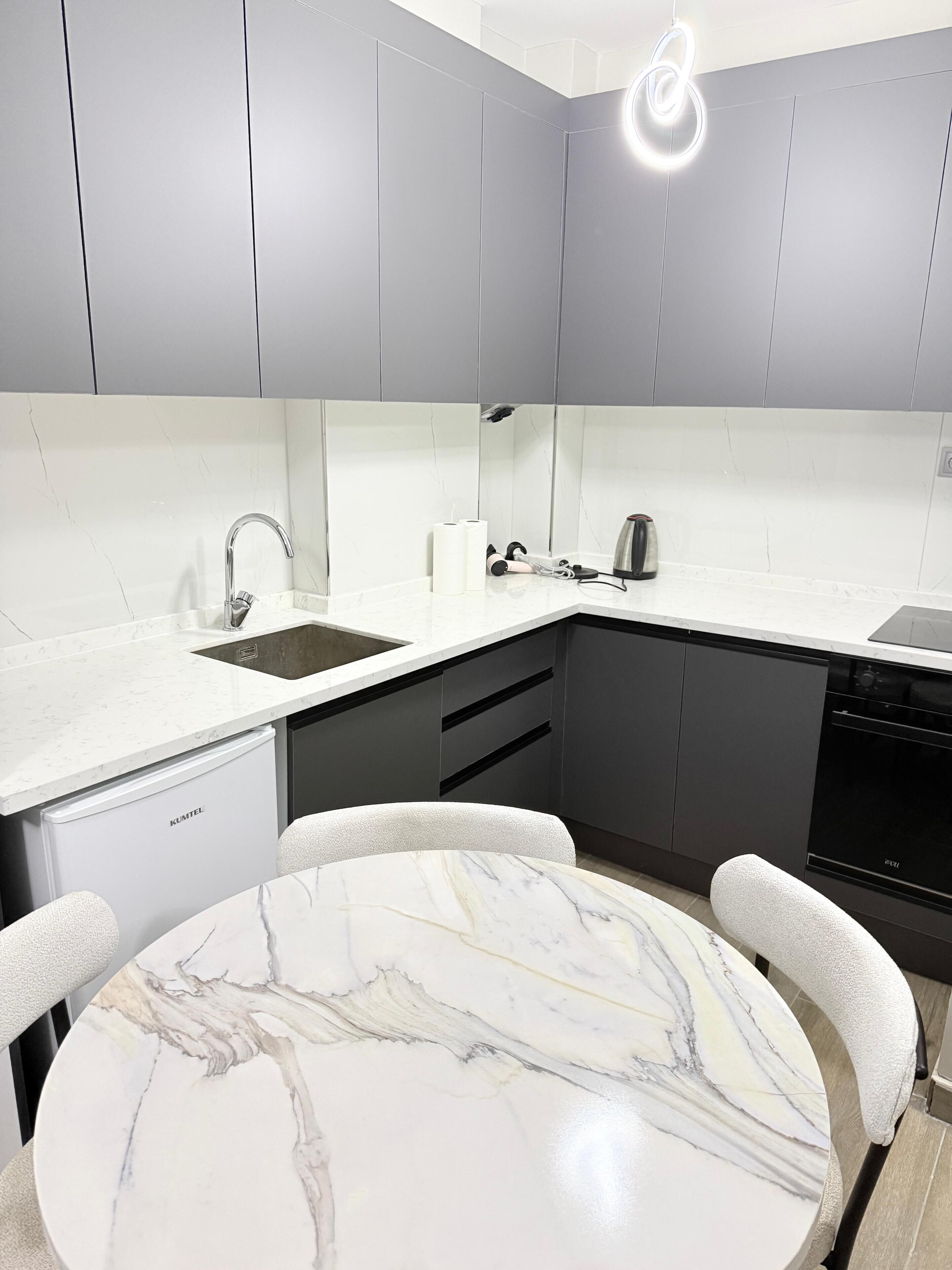 Comfort Suite, City View | Private kitchen