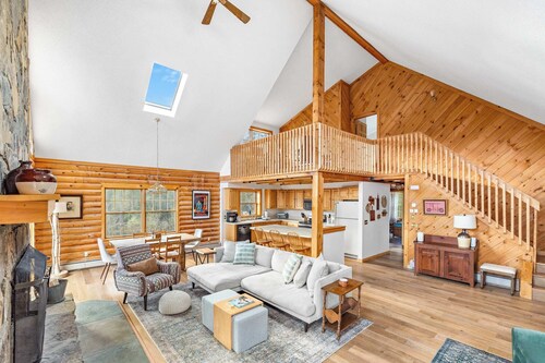 Vermont Log Cabin, Stone Fireplace & Forest Deck