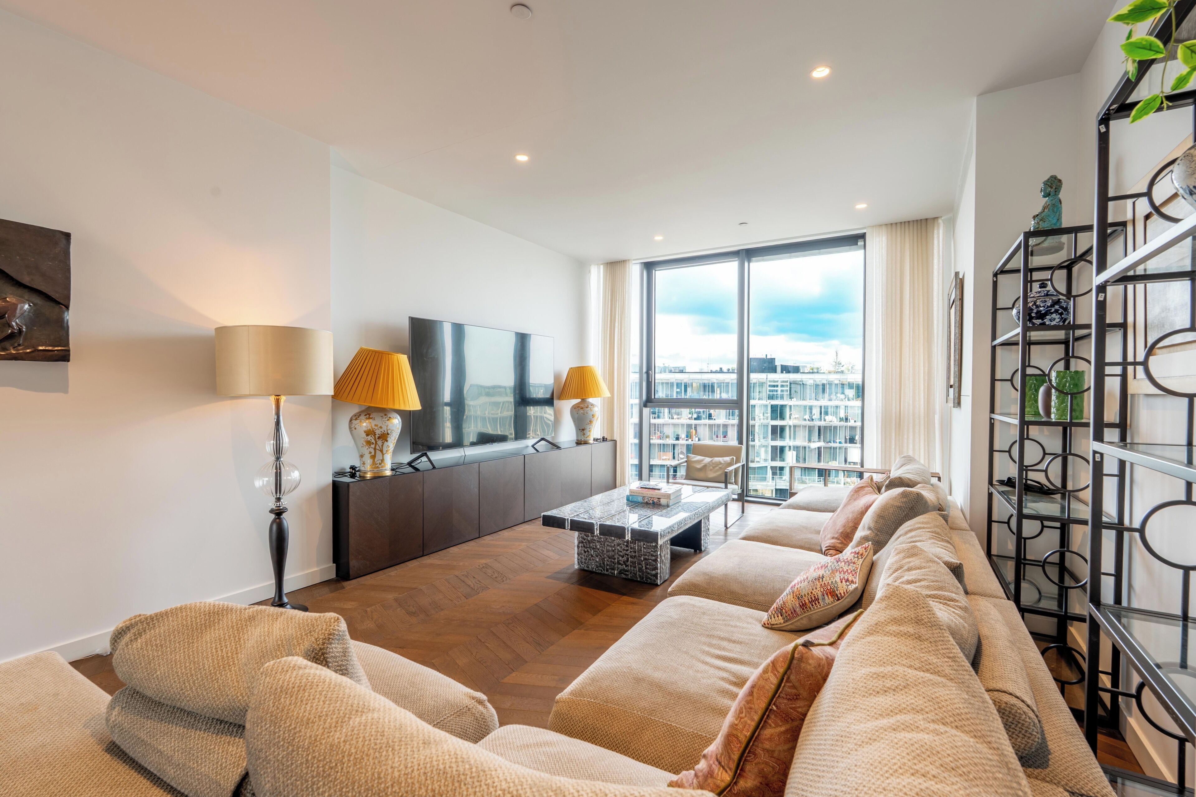 Royal Apartment, 4 Bedrooms, River View | Living area