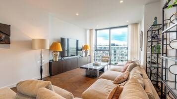 Royal Apartment, 4 Bedrooms, River View | Living area