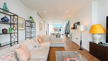 Royal Apartment, 4 Bedrooms, River View | Living area