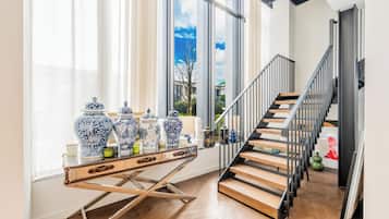 Royal Apartment, 4 Bedrooms, River View | Interior
