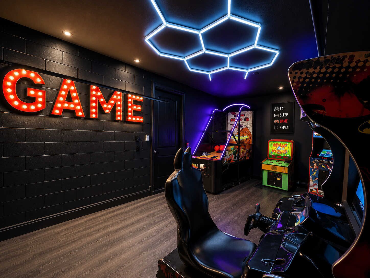 Ein Spielbereich mit Neonlichtern, Spielautomaten und einem großen, beleuchteten 'GAME'-Schild.
