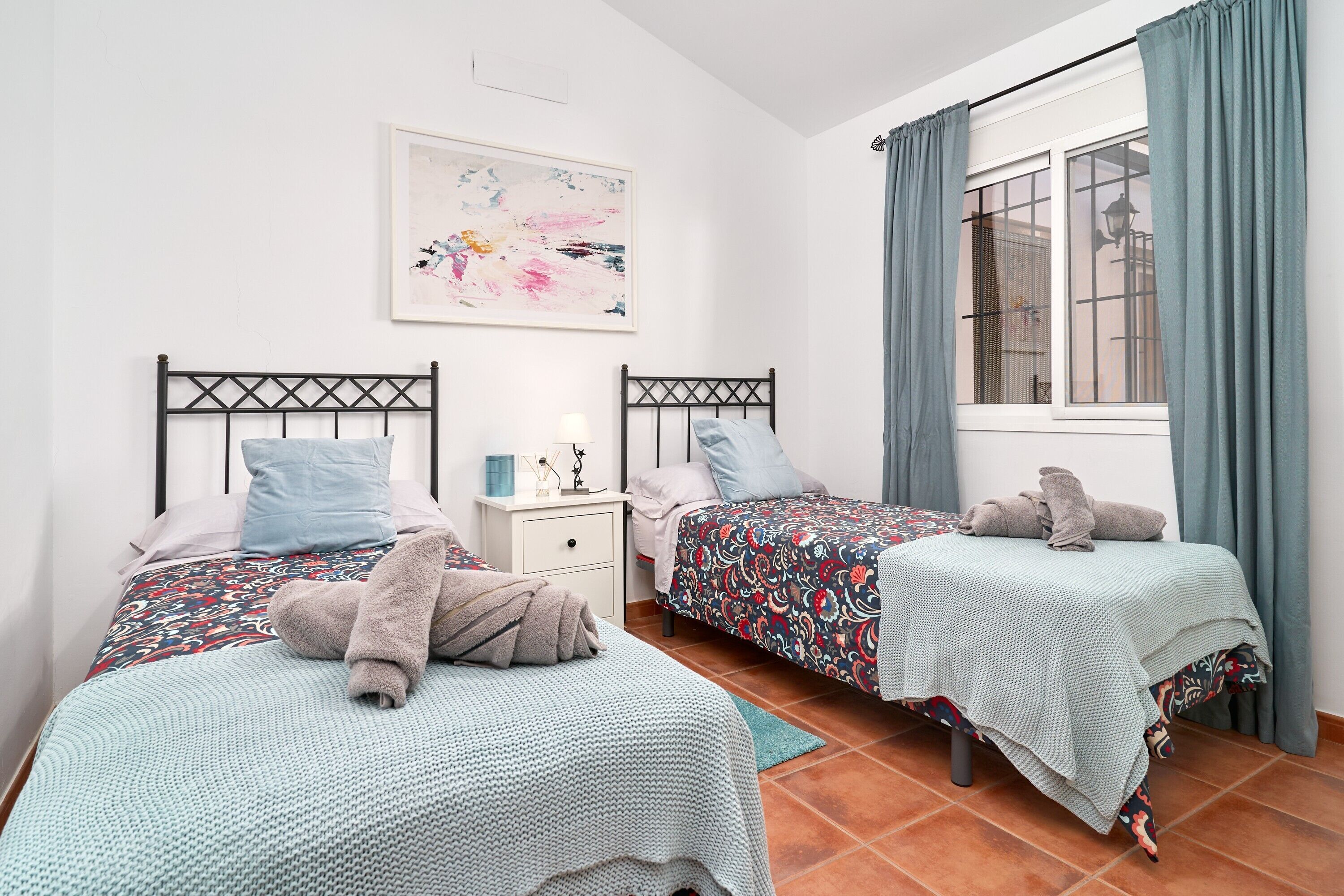 Tabla de planchar con plancha, wifi y ropa de cama 