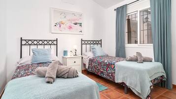 Tabla de planchar con plancha, wifi y ropa de cama
