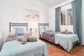 Tabla de planchar con plancha, wifi y ropa de cama 