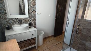 Een douche, een haardroger, handdoeken